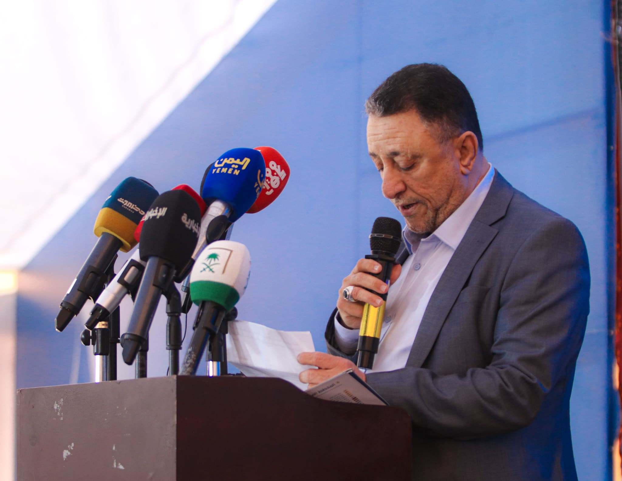 صورة الأستاذ مهدي الحامد، الأمين العام للمجلس المحلي بمحافظة أبين